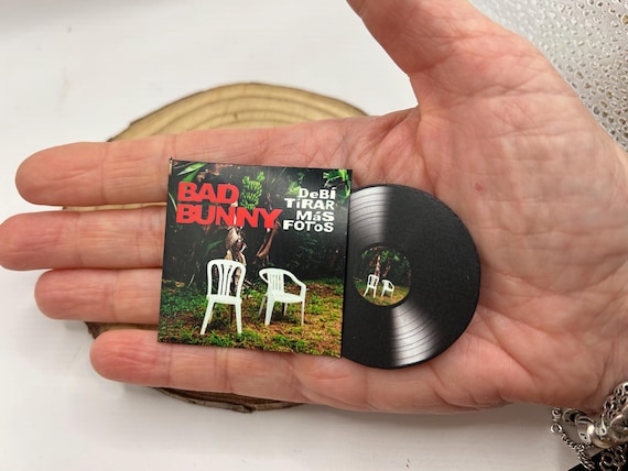 Miniatura handmade Album, Bad Bunny. Debí tirar mas fotos.  Scale 1/6