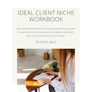 Puede incluir: Un cuaderno blanco con el título "Ideal Client Niche Workbook" y el texto "Discover everything there is to know about who you want to work with, the concerns you feel called to work with, and how you want to work with them." El texto "By Jodie Gale" está en la parte inferior de la página. Una mujer está escribiendo en un cuaderno en una mesa de madera.