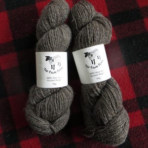100 % ullgarn från Too Fewe Farm finns i en mängd olika naturliga (utan färgämnen) färger bild 12