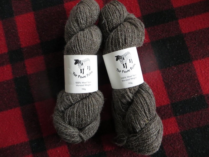 100 % ullgarn från Too Fewe Farm finns i en mängd olika naturliga (utan färgämnen) färger bild 12