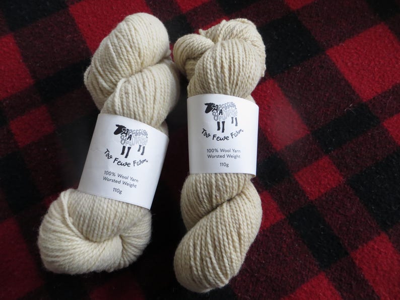 100 % ullgarn från Too Fewe Farm finns i en mängd olika naturliga (utan färgämnen) färger bild 10