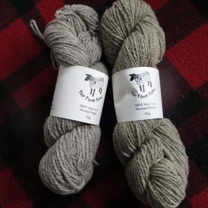 100 % ullgarn från Too Fewe Farm finns i en mängd olika naturliga (utan färgämnen) färger bild 13