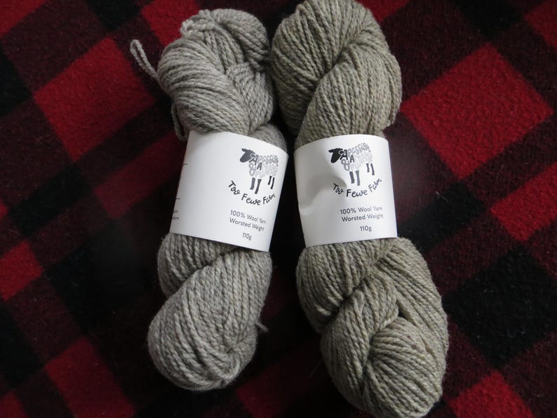 100 % ullgarn från Too Fewe Farm finns i en mängd olika naturliga (utan färgämnen) färger bild 13