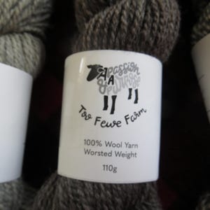 100 % ullgarn från Too Fewe Farm finns i en mängd olika naturliga (utan färgämnen) färger bild 2