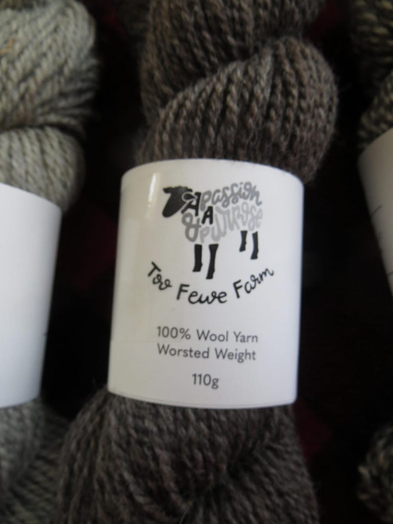 100 % ullgarn från Too Fewe Farm finns i en mängd olika naturliga (utan färgämnen) färger bild 2