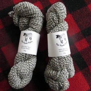 100 % ullgarn från Too Fewe Farm finns i en mängd olika naturliga (utan färgämnen) färger bild 11