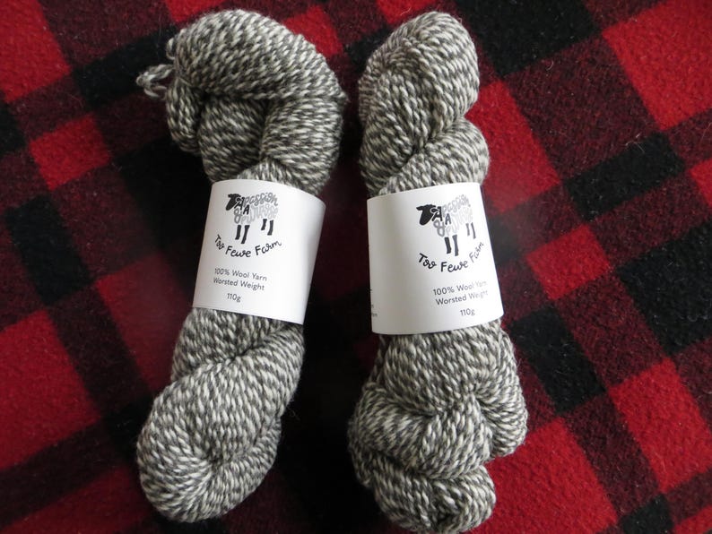 100 % ullgarn från Too Fewe Farm finns i en mängd olika naturliga (utan färgämnen) färger bild 11