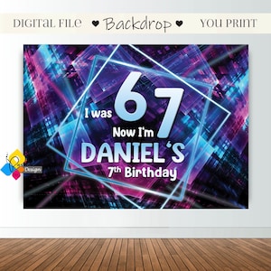 Op de afbeelding: Digitale achtergrond met een levendig, abstract ontwerp in tinten blauw, paars en roze. De achtergrond toont het nummer "67" en de tekst "I was Now I'm DANIEL'S 7th Birthday". De woorden "DIGITAL FILE Backdrop YOU PRINT" staan bovenaan.