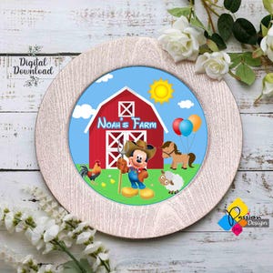 以下が含まれることがあります： 赤い納屋、ミッキーマウス、そして「Noah's Farm」のテキストが特徴の、農場のシーンが描かれた丸い装飾プレート。 プレートは明るい木の色をしたフレームで、鶏、羊、ポニーが含まれています。