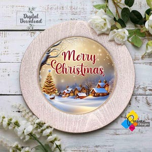 Puede incluir: Un plato de servicio de cerámica blanco con un diseño de veta de madera. El centro del plato presenta una escena de invierno con un árbol de Navidad, casas cubiertas de nieve y el texto "Feliz Navidad".