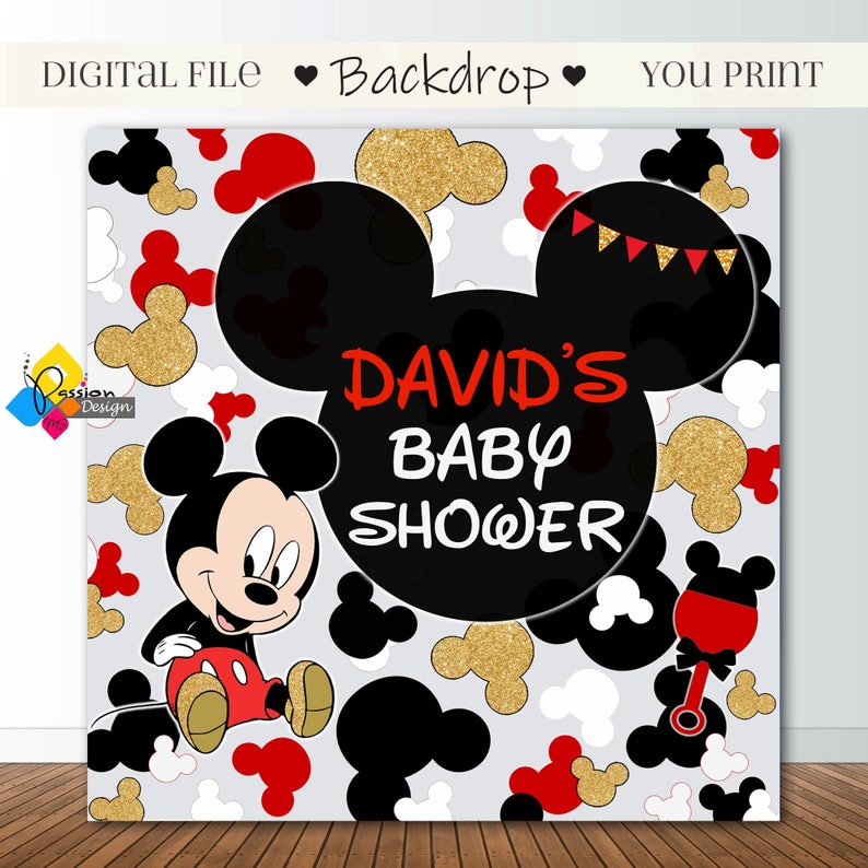 Puede incluir: Un tel&oacute;n de fondo para baby shower con tem&aacute;tica de Mickey Mouse con una cabeza de Mickey Mouse en blanco y negro con detalles de purpurina dorada. El texto "DAVID'S BABY SHOWER" est&aacute; escrito en rojo en la cabeza de Mickey Mouse. Un Mickey Mouse de dibujos animados est&aacute; en la esquina inferior izquierda del tel&oacute;n de fondo.