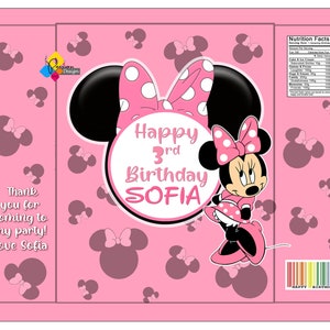 Może przedstawiać: R&oacute;żowy woreczek na chipsy z motywem Minnie Mouse. Woreczek zawiera duży obraz Minnie Mouse z r&oacute;żową kokardką i kropkami. Tekst "Happy 3rd Birthday SOFIA" jest nadrukowany w k&oacute;łku na woreczku.