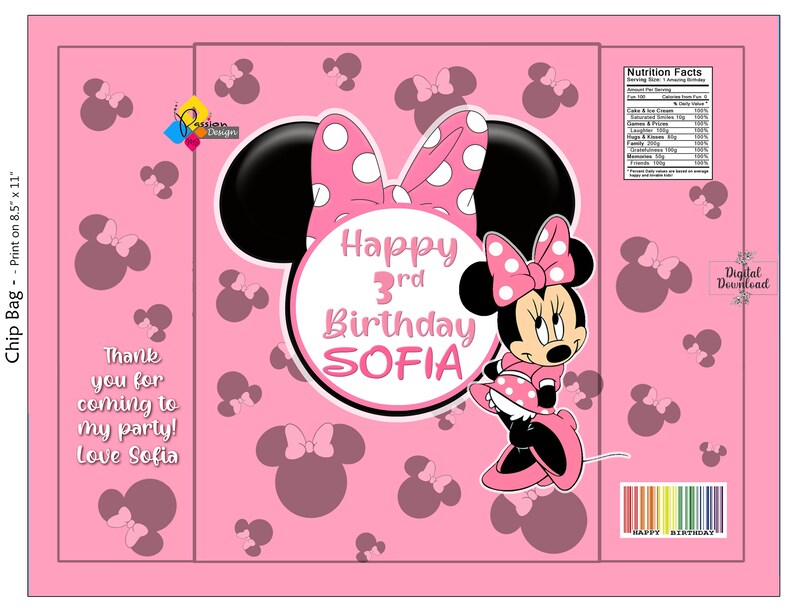 Może przedstawiać: R&oacute;żowy woreczek na chipsy z motywem Minnie Mouse. Woreczek zawiera duży obraz Minnie Mouse z r&oacute;żową kokardką i kropkami. Tekst "Happy 3rd Birthday SOFIA" jest nadrukowany w k&oacute;łku na woreczku.