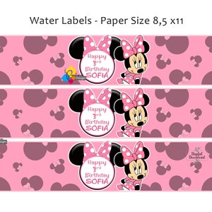 Może przedstawiać: Trzy r&oacute;żowe i białe etykiety na butelki z wodą z kresk&oacute;wkowym wizerunkiem Minnie Mouse z tekstem "Happy 3rd Birthday SOFIA".