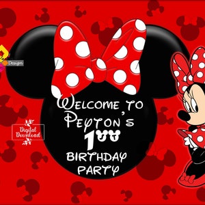 Puede incluir: Invitaci&oacute;n a una fiesta de cumplea&ntilde;os con tem&aacute;tica de Minnie Mouse roja y negra con lunares blancos. La invitaci&oacute;n dice "Bienvenido a la fiesta de cumplea&ntilde;os de Peyton, 1 a&ntilde;o".