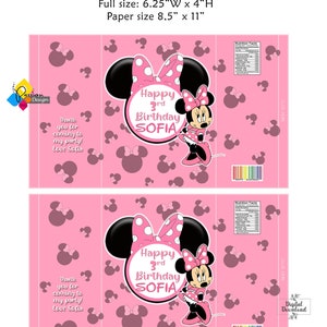 Może przedstawiać: R&oacute;żowa i biała torebka na przekąski z motywem Minnie Mouse z r&oacute;żowym tłem i białymi kropkami. Torebka przedstawia postać Minnie Mouse z czerwoną kokardką i r&oacute;żową sukienką. Tekst na torebce brzmi "Happy 3rd Birthday Sofia".