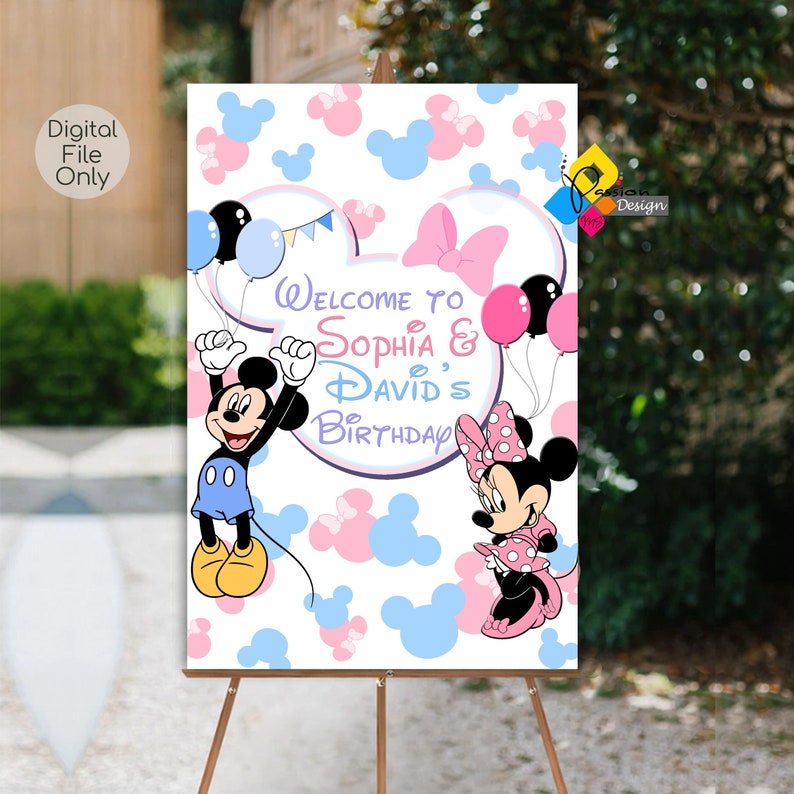 Pu&ograve; includere: Benvenuti al compleanno di Sophia & David, cartello con Mickey e Minnie Mouse con palloncini rosa e blu su uno sfondo bianco con orecchie di Topolino rosa e blu.