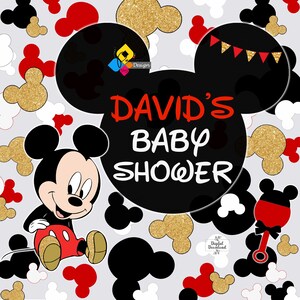 Puede incluir: Una cabeza de Mickey Mouse en blanco y negro con orejas de Mickey Mouse rojas y doradas. El texto "DAVID'S BABY SHOWER" est&aacute; escrito en blanco sobre la cabeza de Mickey Mouse negra. El fondo es gris claro con un patr&oacute;n de orejas de Mickey Mouse rojas, blancas, doradas y negras.