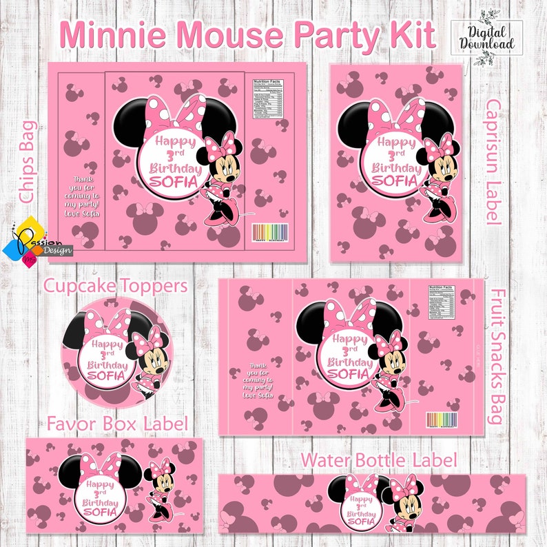 Może przedstawiać: Drukowany zestaw imprezowy Minnie Mouse z r&oacute;żowym i białym tłem w kropki. Zestaw zawiera etykiety na chipsy, Capri Sun, przekąski owocowe, dekoracje do babeczek, pudełka na upominki i butelki z wodą. Etykiety przedstawiają Minnie Mouse z tekstem "Happy 3rd Birthday Sofia".