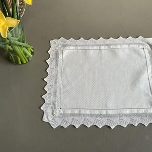 Mantel vintage hecho a mano, de lino damasco, con borde tejido.