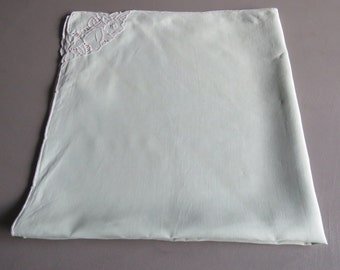 Vintage blassgrüne Leinen Tischdecke ,schöne Hand gestickt