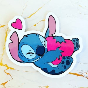Amour de Stich | Particulier | Imperméable | Autocollants résistants aux intempéries | Résistant aux rayures | Autocollants en vinyle | Bonbonnière