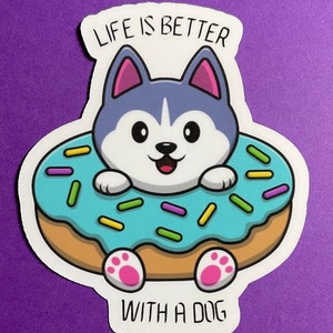 La vie est meilleure avec un autocollant chien/husky/beignet | Individuel | Imperméable | Autocollants résistants aux intempéries | Résistant aux rayures | Autocollant en vinyle | Faveur de fête