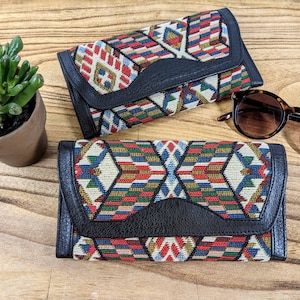 Cartera de cuero bordada a mano