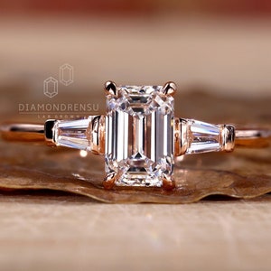 Anillo de diamantes cultivados en laboratorio de talla esmeralda de 1,21 TW, diamante baguette cónico lateral, anillo de compromiso de tres piedras, anillo de bodas de diamantes, regalos para ella