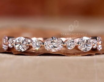 Puede incluir: Una banda de oro rosa con una fila de diamantes de forma ovalada engastados en pavé. La banda está hecha de oro rosa de 14 quilates y presenta un total de 0,50 quilates de diamantes.