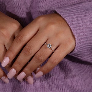 round diamond engagement ring