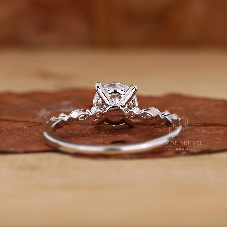 Chic Claw Prong Ring design showcasing a stunning Lab Created Diamond