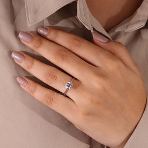 round diamond ring for her