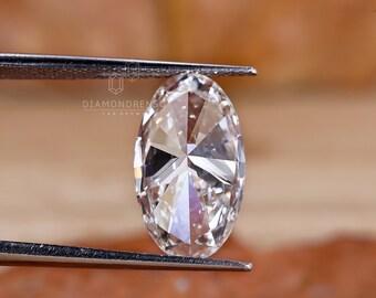 5カラットの細長いオーバル型ラボグロウンダイヤモンド（婚約指輪用