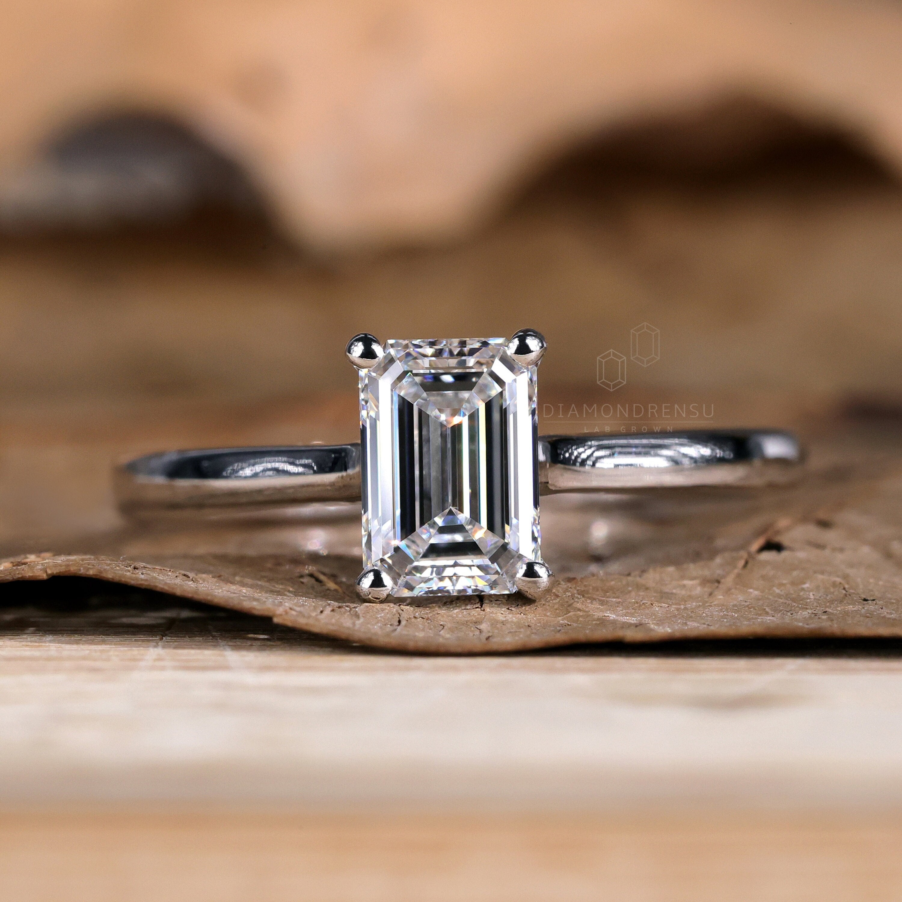 1カラットのエメラルドカットダイヤモンドの婚約指輪、EF/VVSのラボ