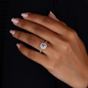round diamond wedding ring