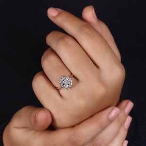 Hand adorned with the IGI certified, handmade ring by Diamondrensu in yellow gold