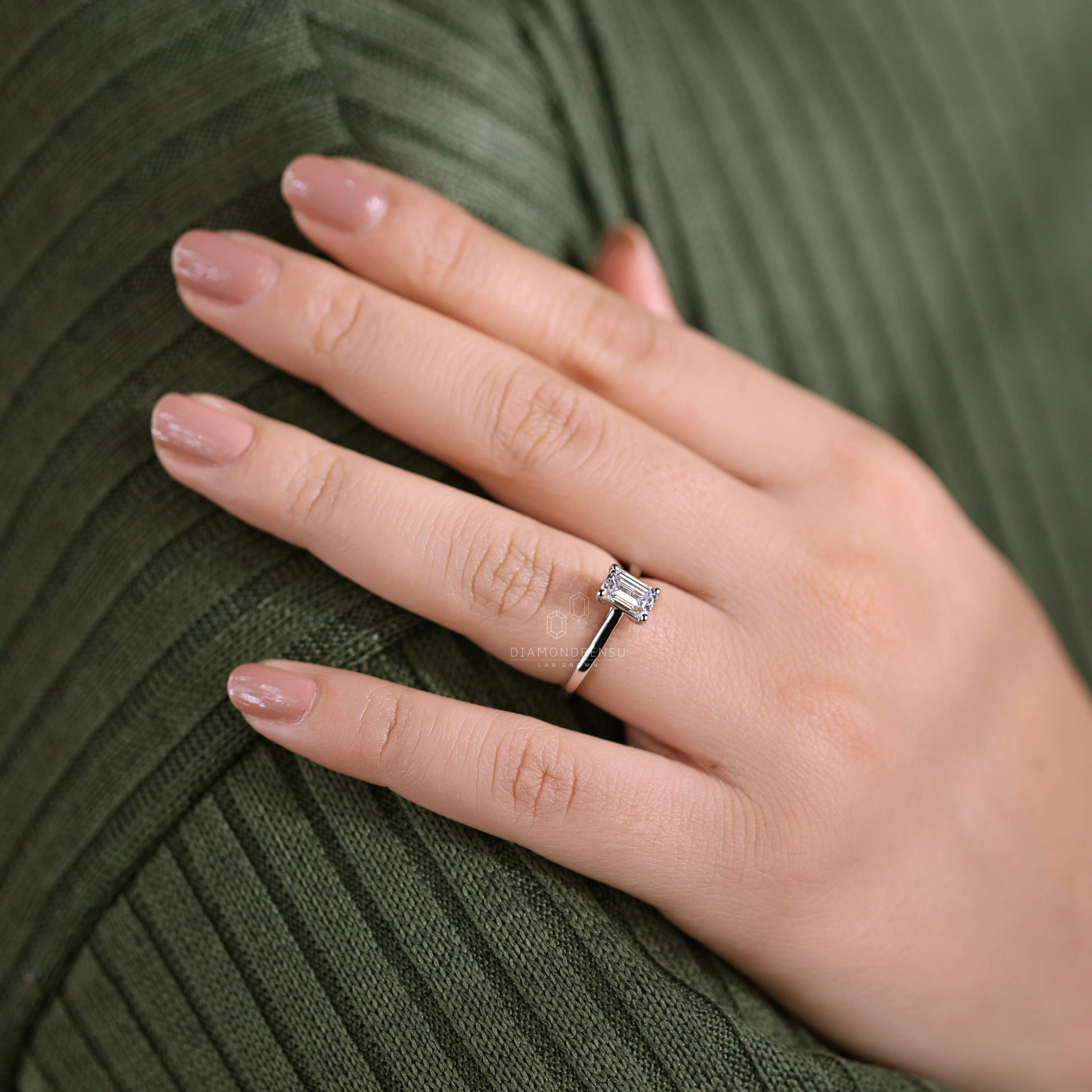 1カラットのエメラルドカットダイヤモンドの婚約指輪、EF/VVSのラボ 