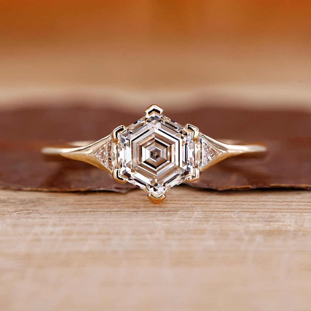 ヘキサゴンカットダイヤモンドのスリーストーンエンゲージリング