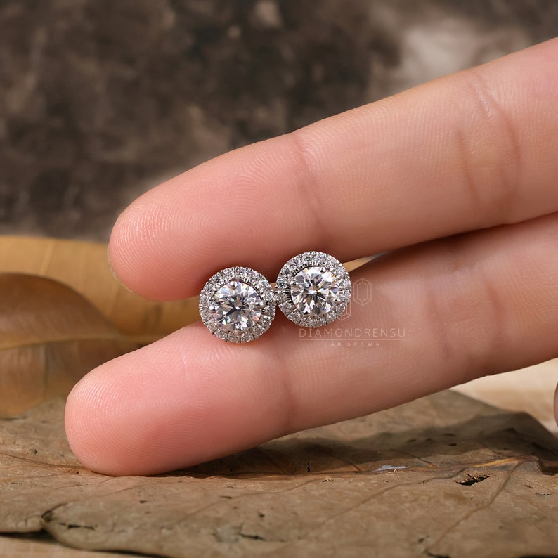 round diamond studs