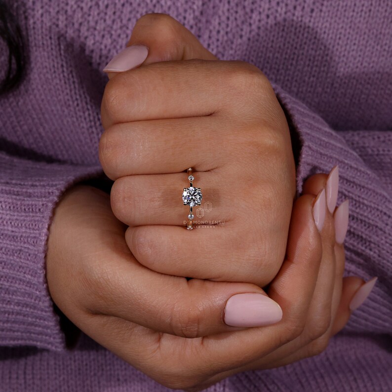 round diamond engagement ring