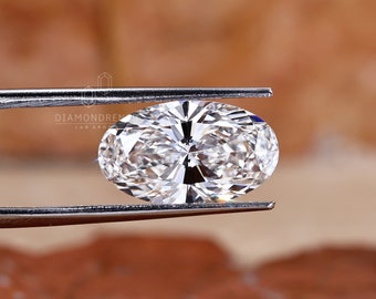 5カラットの細長いオーバル型ラボグロウンダイヤモンド（婚約指輪用