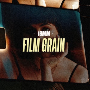 Może przedstawiać: Pasek filmowy z tekstem "16MM FILM GRAIN" w żółtym kolorze. Obraz ma ciemną, ziarnistą estetykę z widoczną twarzą i ramieniem kobiety. Pasek filmowy ma prostokątne wycięcie po lewej stronie.