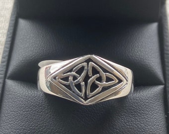 Quality sterling silver Celtic design band ring Size V