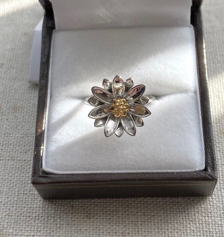 UK Size K US Size 5 Gorgeous sterling silver daisy design ring