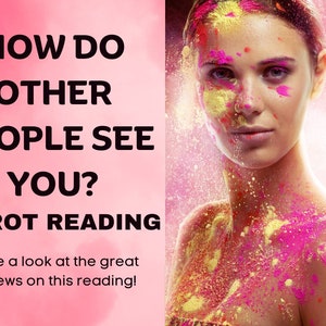 Op de afbeelding: Een roze en witte achtergrond met tekst die luidt "HOW DO OTHER PEOPLE SEE YOU? TAROT READING Take a look at the great reviews on this reading!" Het gezicht van een vrouw is bedekt met roze en geel poeder.