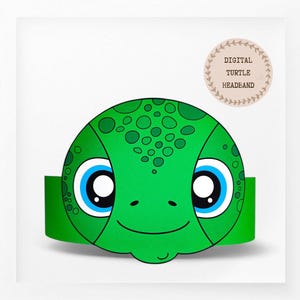 Puede incluir: Modelo de diadema de tortuga digital imprimible. Cabeza de tortuga verde con ojos azules y una diadema verde. El texto "DIGITAL TURTLE HEADBAND" está en un círculo marrón con hojas verdes.