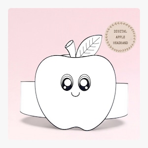 Puede incluir: Una diadema blanca con un gráfico central de manzana con contorno negro, una sola hoja y una cara sonriente con ojos grandes y redondos. Una insignia circular en la esquina superior derecha contiene el texto DIGITAL APPLE HEADBAND.