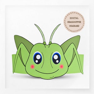 Puede incluir: Diadema de saltamontes verde con ojos grandes y una boca sonriente. La diadema está diseñada para usarse alrededor de la cabeza y tiene un recorte para la cara. El texto "DIGITAL GRASSHOPPER HEADBAND" está impreso en un círculo marrón con un borde de hojas.