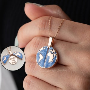 Puede incluir: Un collar de oro rosa con un colgante de globo azul y dorado que se abre para revelar un espacio para grabar. El colgante está grabado con las palabras "Brandon & Irene".